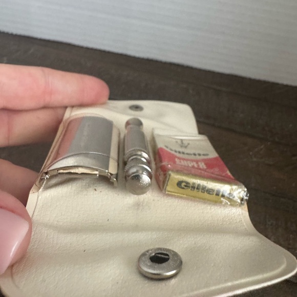 Gillette Vintage Razor Set with Case - Picture 9 of 9